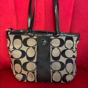 ✨Coach Black and Cream Shoulder Bag with Signature Pattern